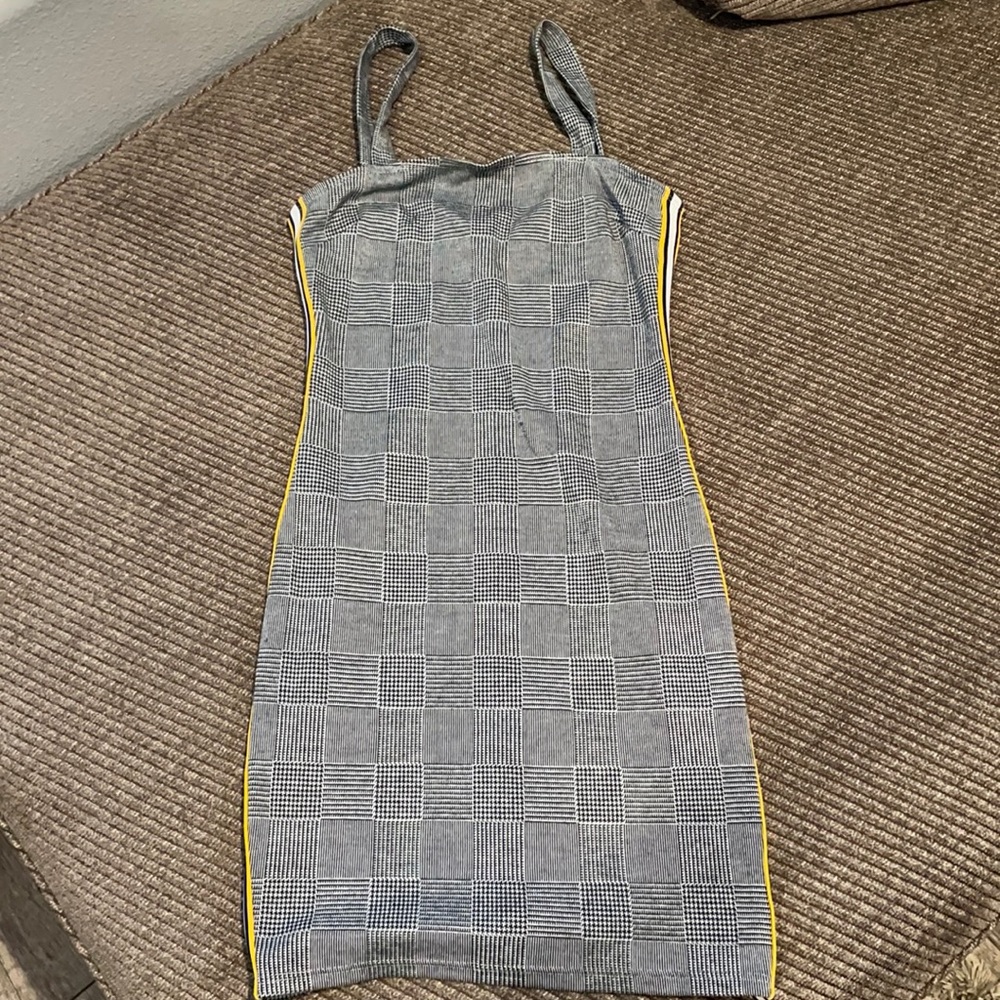 Adorable dress. With cute strips on sides.